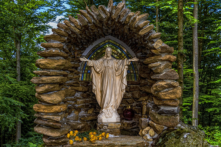 closeup photo of religious statue