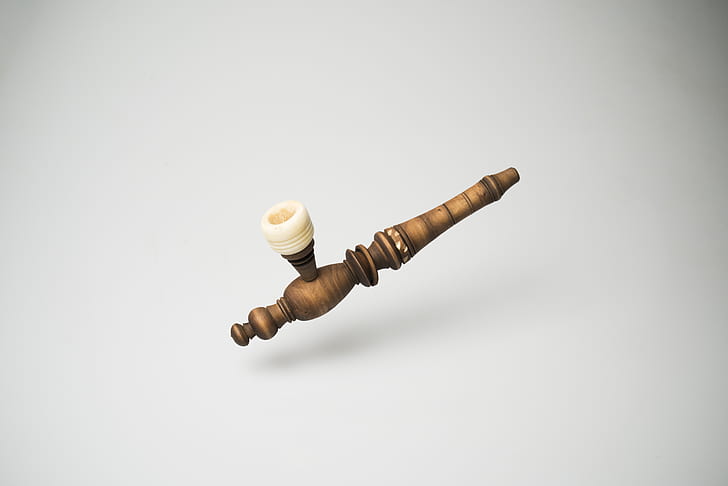 brown and white smoking pipe