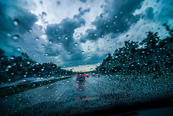 Clean car windshield with multiple water drops on after heavy rain and dew water  repellent surface treatment Stock Photo - Alamy