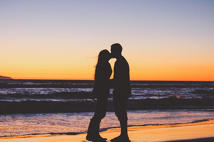 silhouette of couple in front of the sea