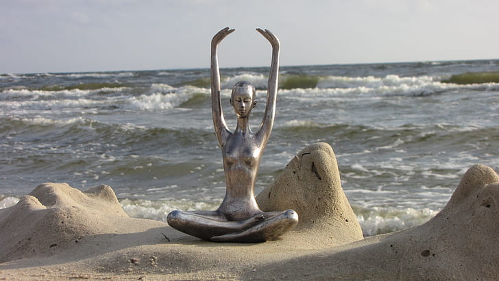 topless woman statute sin front sea