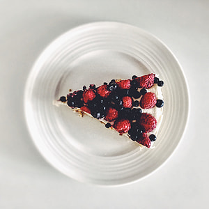 blackberry & raspberry cake