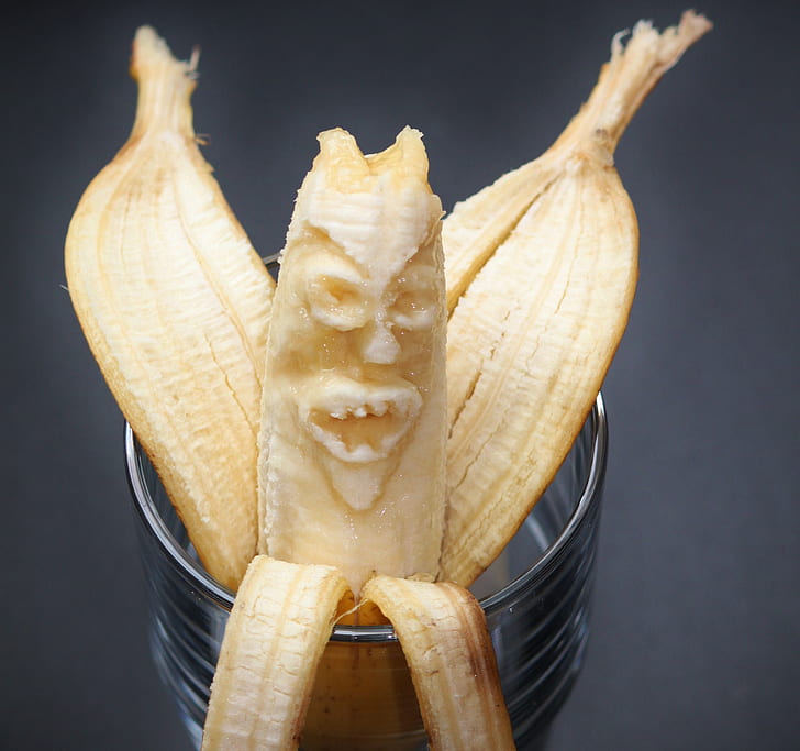 banana sculpture of face