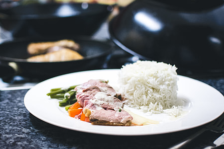 Gren curry medium duck breast with vegetables and rice