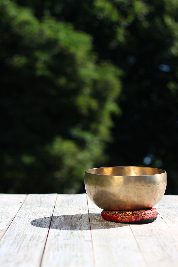 depth of field photograph of brass-color bowl