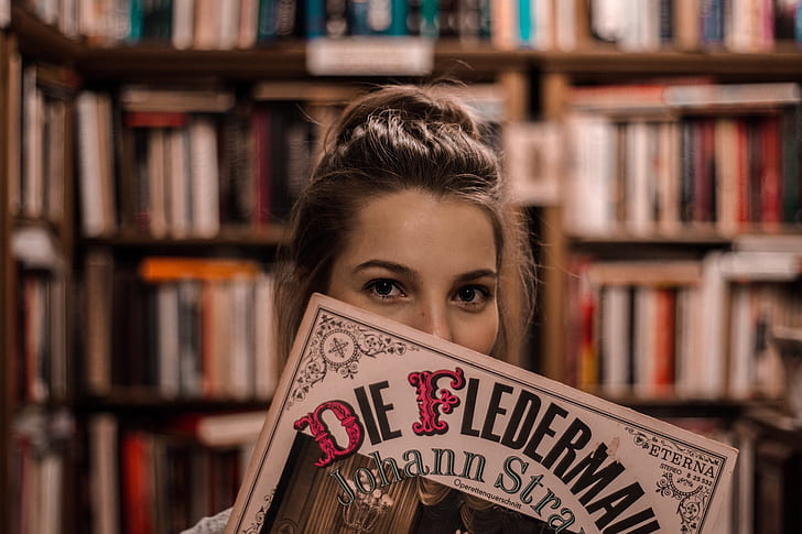 woman holding Die Flederman book