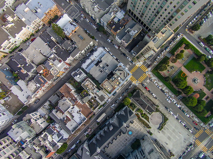 bird's eye view of city building during daytime
