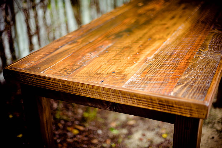 macro photography of brown wooden bench