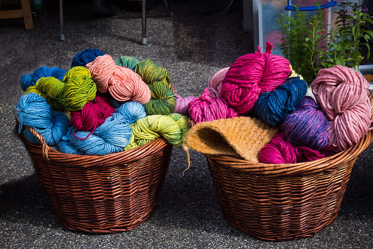 photo of spool of yarns on two baskets