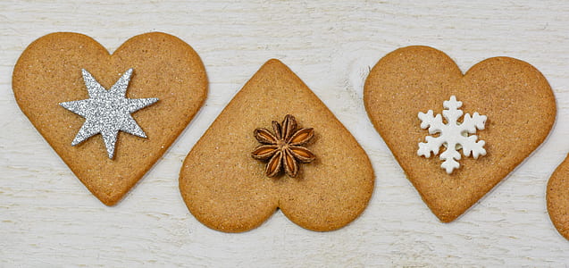three brown hearts pans