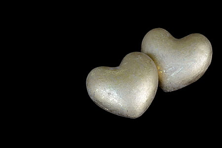 heart-shaped white figurines