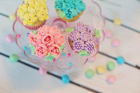 flower accent cupcakes on cupcake stand