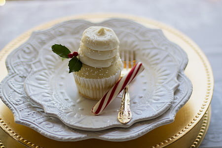 shallow focus photography of cupcake