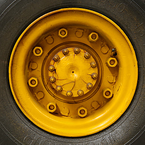 yellow multi-lug with linear at the center cap