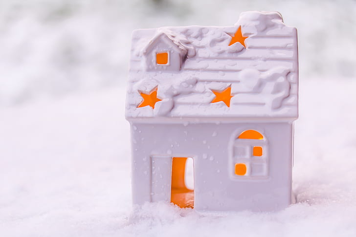 white house miniature on top of snow field