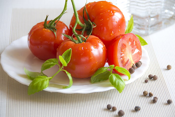 tomatoes on plate