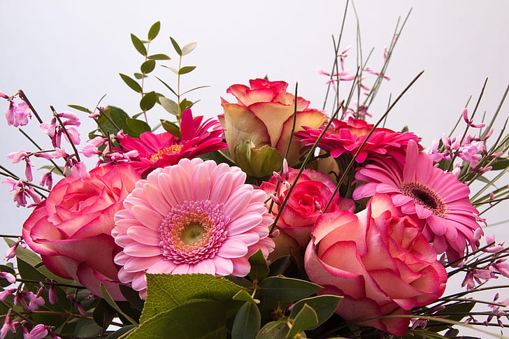 close up photograph of assorted-color flower bouquet
