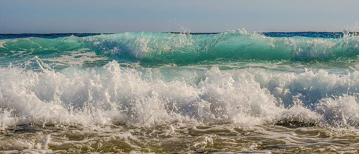 ocean wave near beach