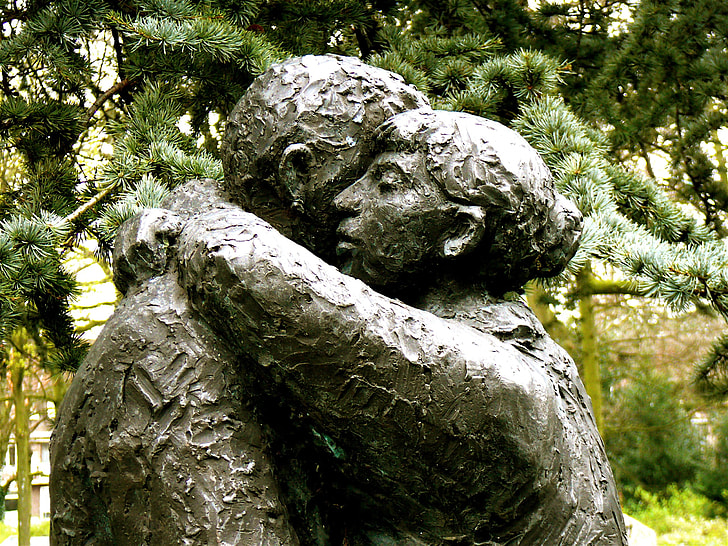 woman hug to man statue