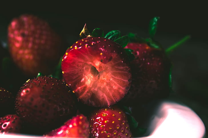 closeup photo of pile of strawberries