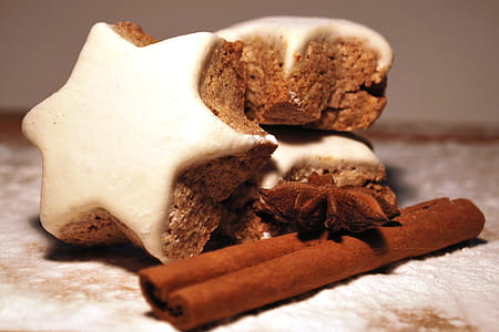 photography of star-shaped baked cookie with cinnamon top
