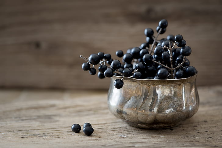 blackberries in gray bowl