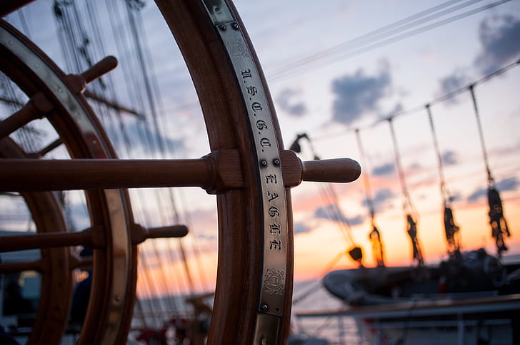 brown and gray ships wheel