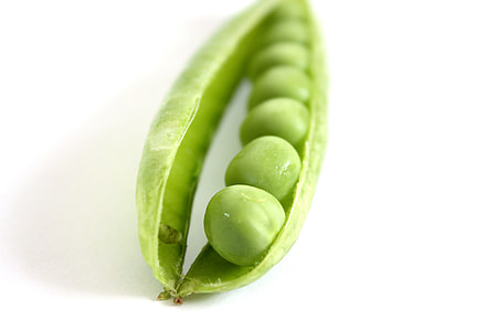 close-up photo of green peas