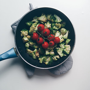Pan with broccoli, brussel sprouts and tomatoes