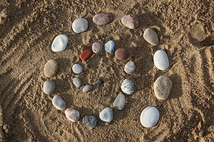 swirl stone arrangement on brown sand