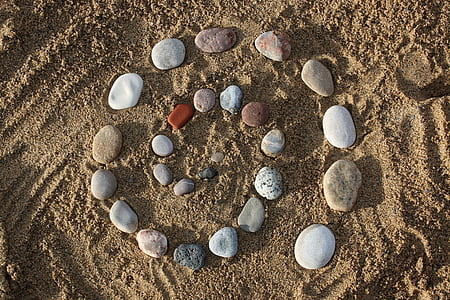 swirl stone arrangement on brown sand