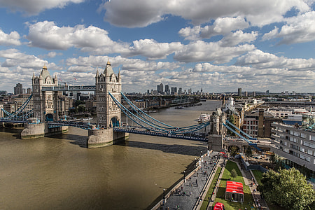 This cityscape shot of London was taken from the top of City Hall using a Canon 6D DSLR