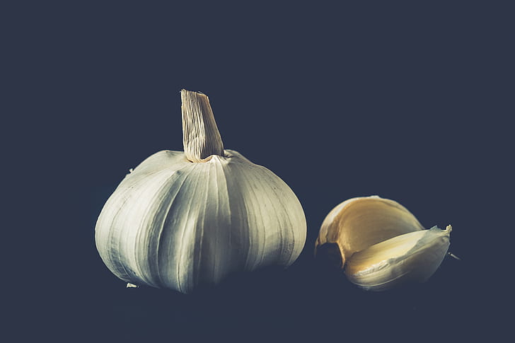 two clove and garlic and whole garlic