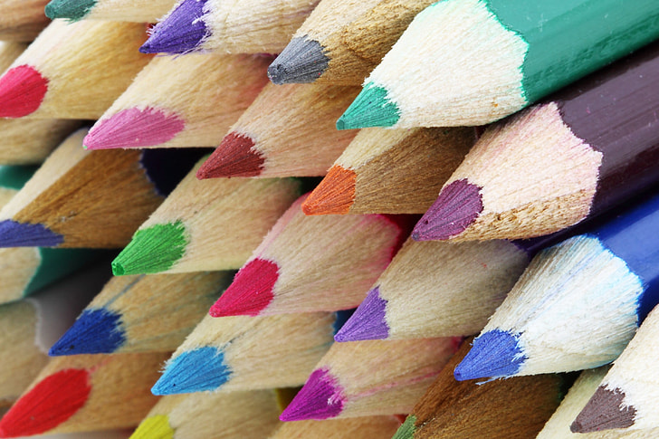 close-up photo of art pencil lot