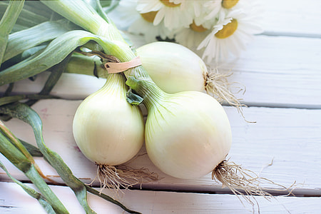 three round white onions