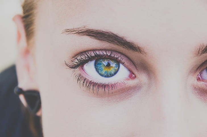 close up photo of woman's eyes