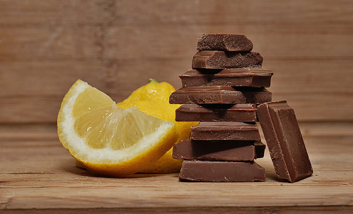 shallow focus photography of chocolate bar with sliced lemon