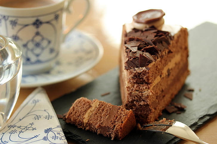 closeup photo of slice of chocolate cake