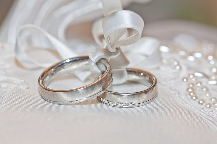 silver-colored bond rings photo