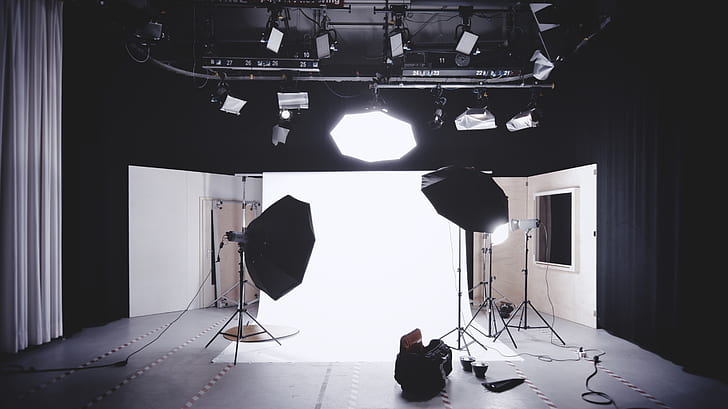 photo displays studio in front with softboxes