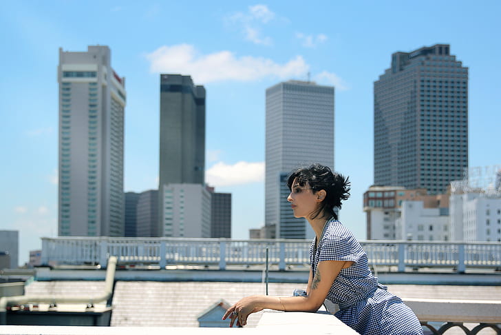 shallow focus photography of woman on rooftop