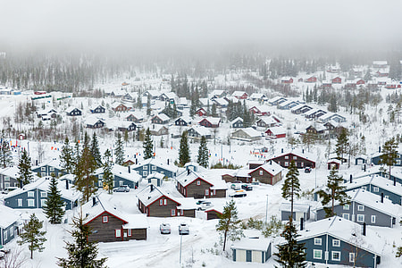 houses sorrounding snow