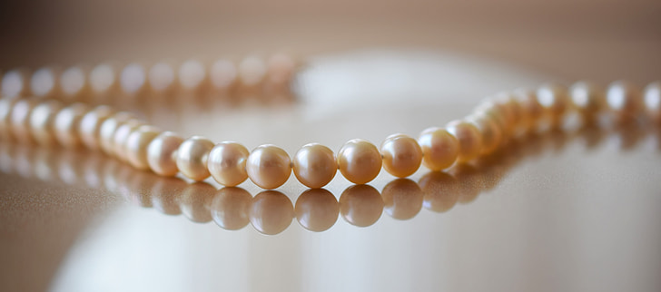 closeup photo of beaded brown pearl necklace