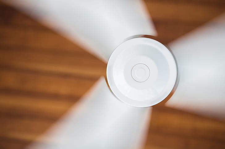 white 3-blade ceiling fan turned on