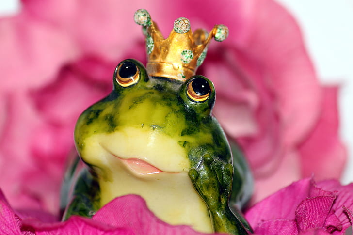 green ceramic frog with crown figure