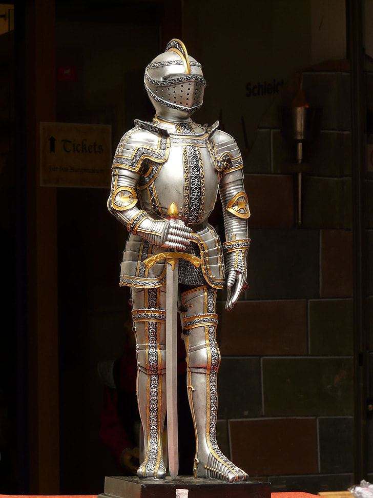 Royalty-Free photo: Suit of armor holding sword statue | PickPik