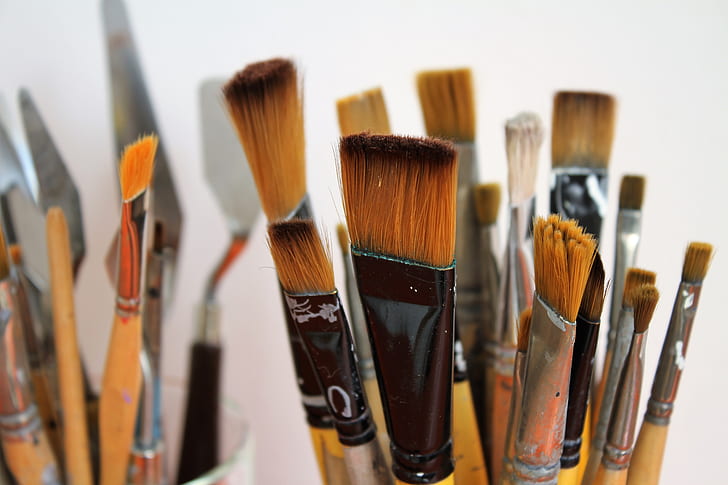 close up photography of paint brushes