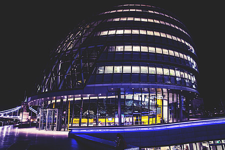 Night shot of the City Hall building in London