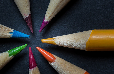 closeup photo of seven color pencils