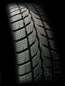 directional tread vehicle tire